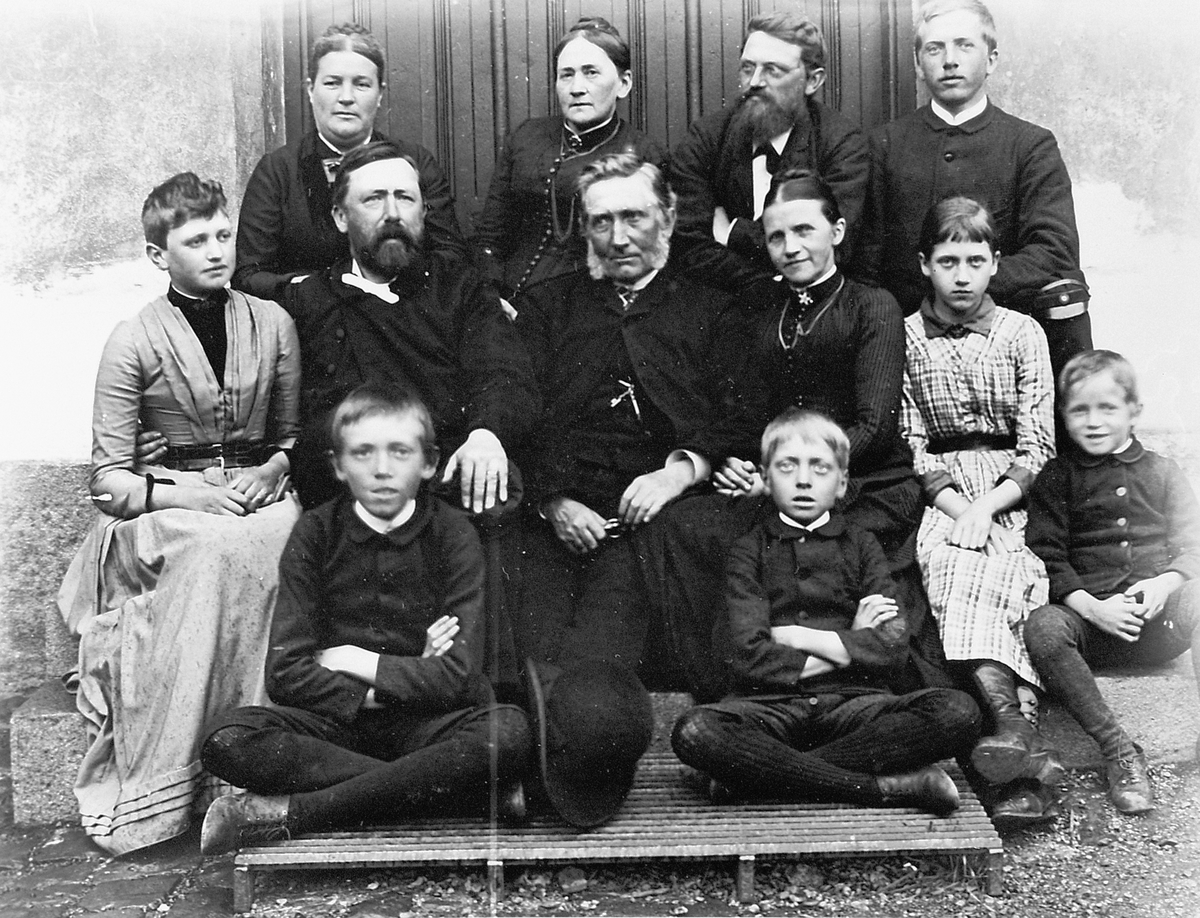 Hans Emil Erichsen, Gruppe 12, barn og voksne, ukjente. Prost Erichsen med egen familie?