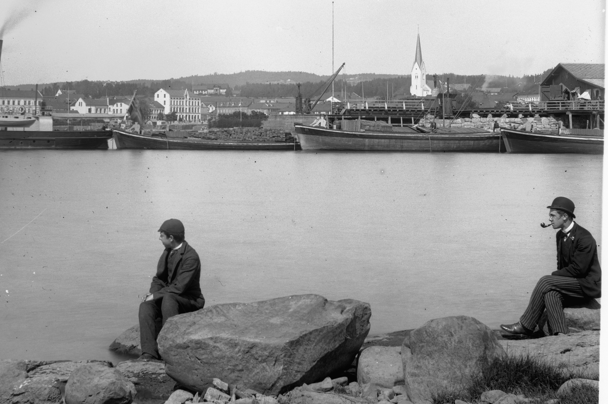 Hans Emil Erichsen, Jernbanebrygga, Hamar. I forgrunnen t. h. Andreas og Edvard Erichsen, sønnene til stiftsprost Hans Emil Erichsen. Mjøsbåter. Til høyre er laste og slepebåten Thor og tre godslektere. Thor ble også brukt til isbryting.