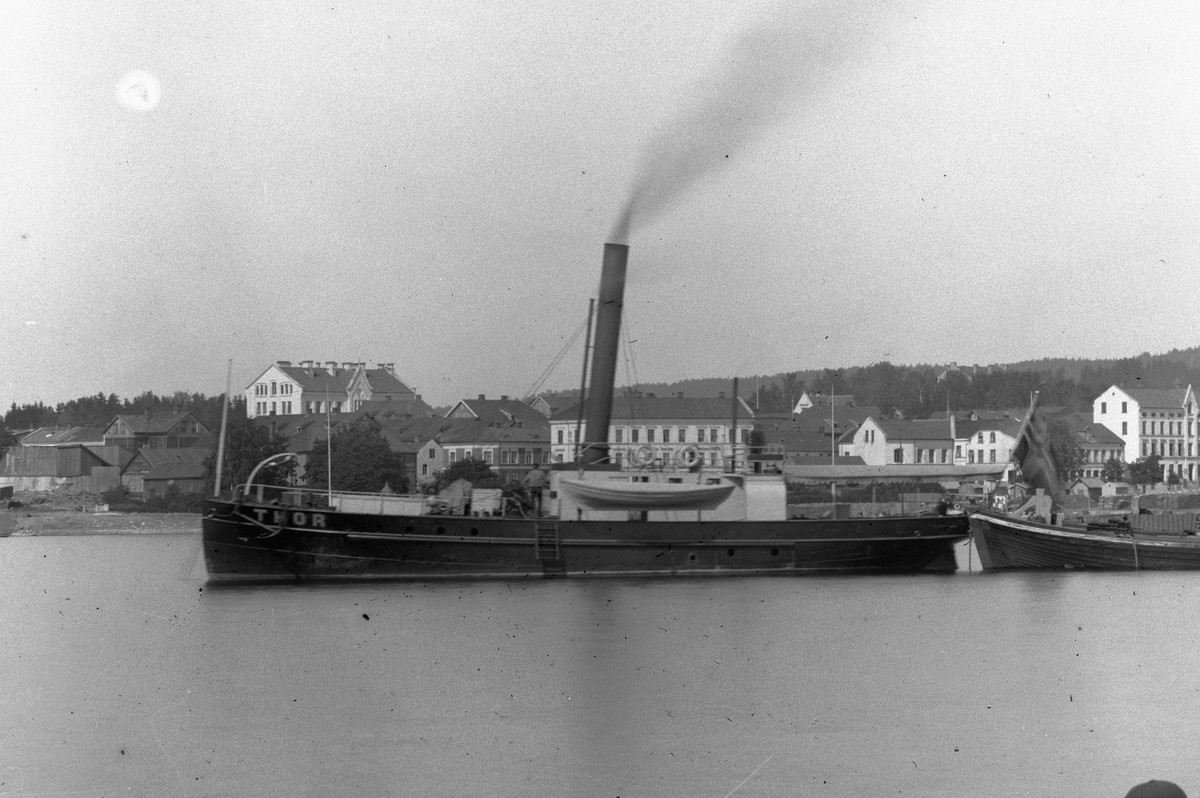 Hans Emil Erichsen, Jernbanebrygga, Hamar. Mjøsbåter. Dampbåt. Til høyre er laste og slepebåten Thor og godslekter.. Thor ble også brukt til isbryting.