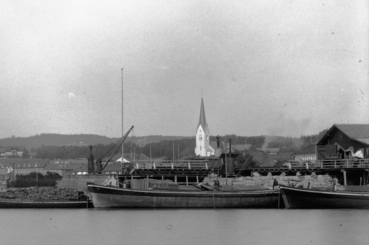 Hans Emil Erichsen, Jernbanebrygga, Hamar. Mjøsbåter. Dampbåt. Til høyre er godslekter. Utsnitt.