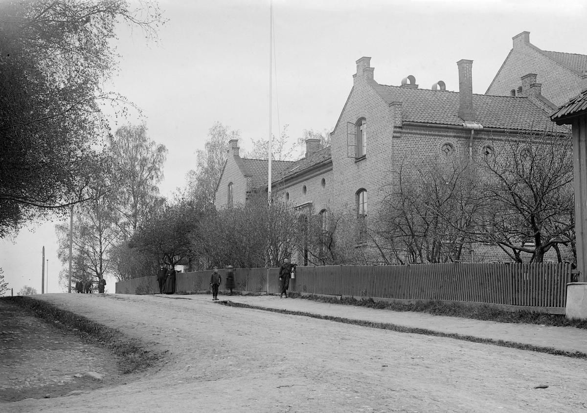 Hans Emil Erichsen, Hamar kretsfengsel. Distriktsfengselet i Grønnegata 131 stod ferdig i 1864. Folk i gata. Gutt med melkespann.