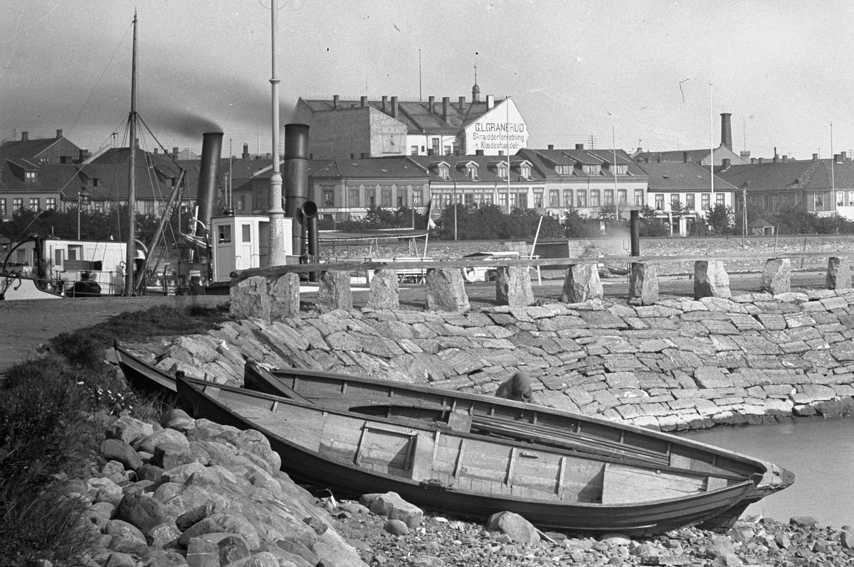 Hans Emil Erichsen, Hamar Brygge på Høiensalodden. Robåter på stranda. Robåter av gammel type, før dreggebåtene kom.
