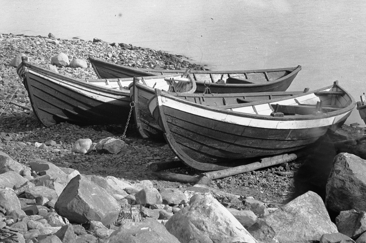 Hans Emil Erichsen, Hamar Brygge på Høiensalodden. Robåter på stranda. Robåter av gammel type, før dreggebåtene kom.