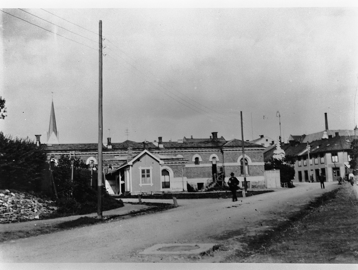 Hans Emil Erichsen, Basarbygningen i Hamar. Fra baksiden.