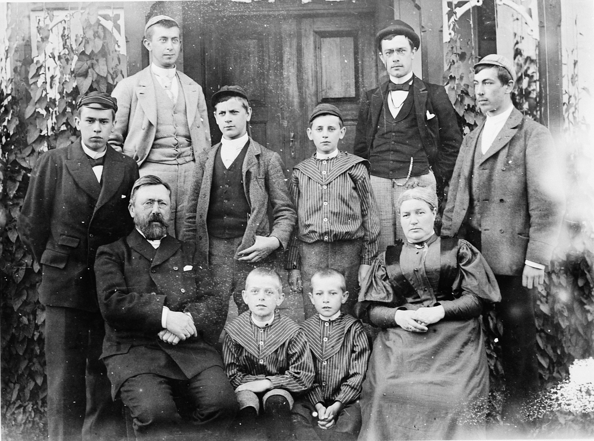 Hans Emil Erichsen, Familiegruppe Erichsen, ukjente. Prosten sjøl og familie? Noe senere enn HHB-08727.
