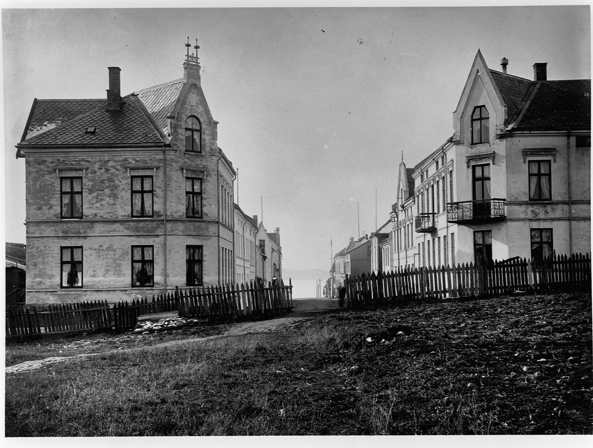 Hans Emil Erichsen, Håkonsgate 44 i Hamar. Til venstre er Håkonsgate 45 som er revet. Lå der Fuglseth tomta er. Mot sør.