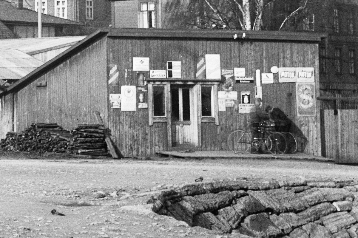 Hans Emil Erichsen, Hamar Brygge med pakkhus og ekspedisjon. Bebyggelsen i Vestbyen i bakgrunn.