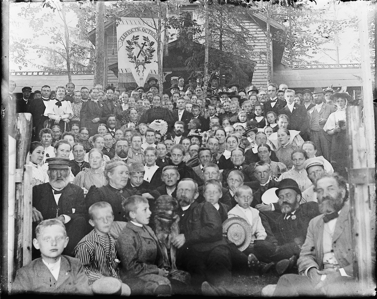 Hans Emil Erichsen, Stor forsamling på Ly, Jessnes. Ly var sommerhuset til Hans Emil Erichsen og ble innviet i 1896 med besøk av Hamar Ynglingeforening og konfirmanforening.