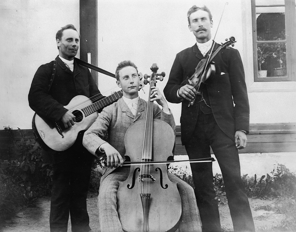 Hans Emil Erichsen, 3 ukjente musikere med instrumenter. Gitar, cello og fiolin.