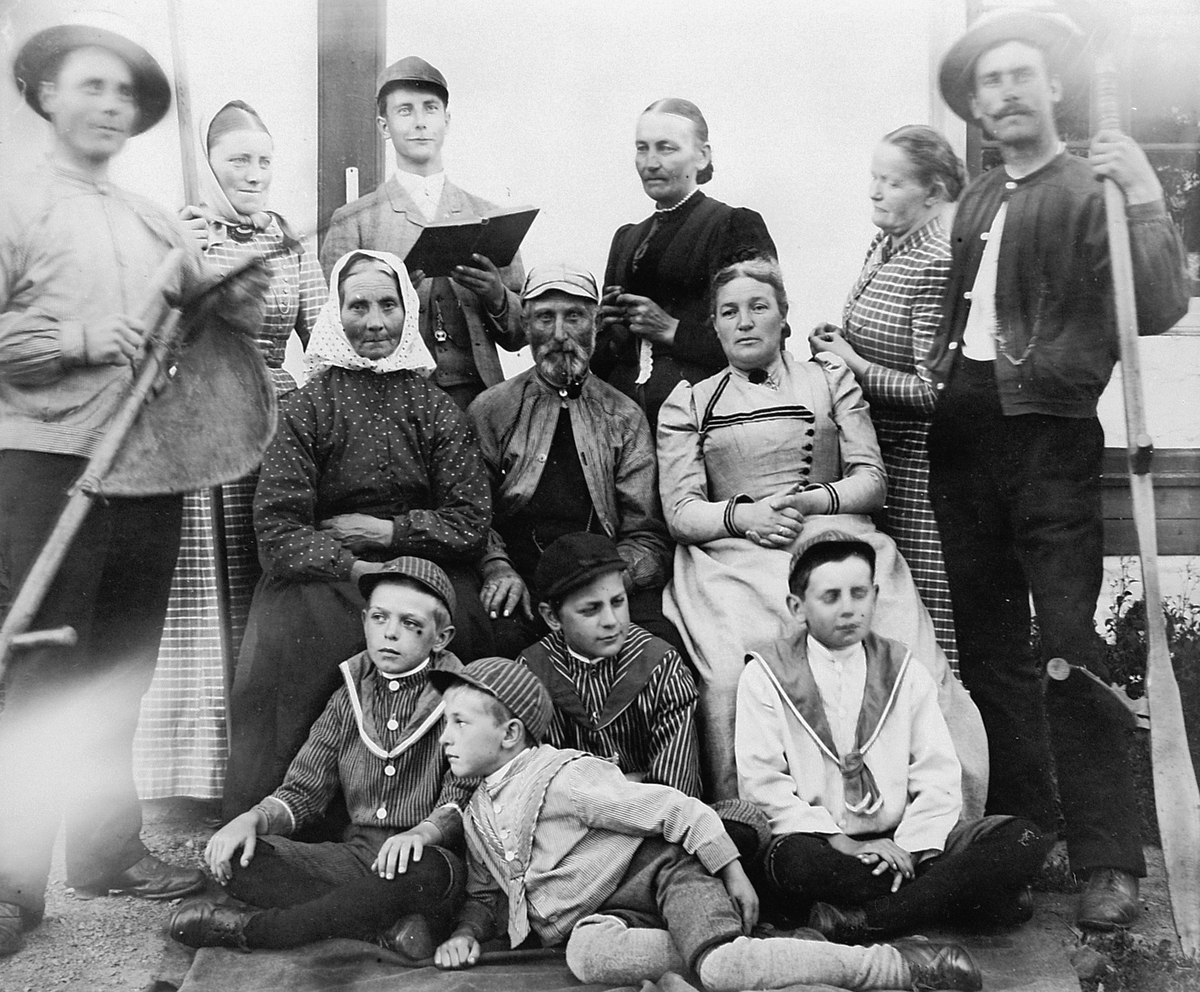 Hans Emil Erichsen, Gruppe ukjente voksne og barn.
