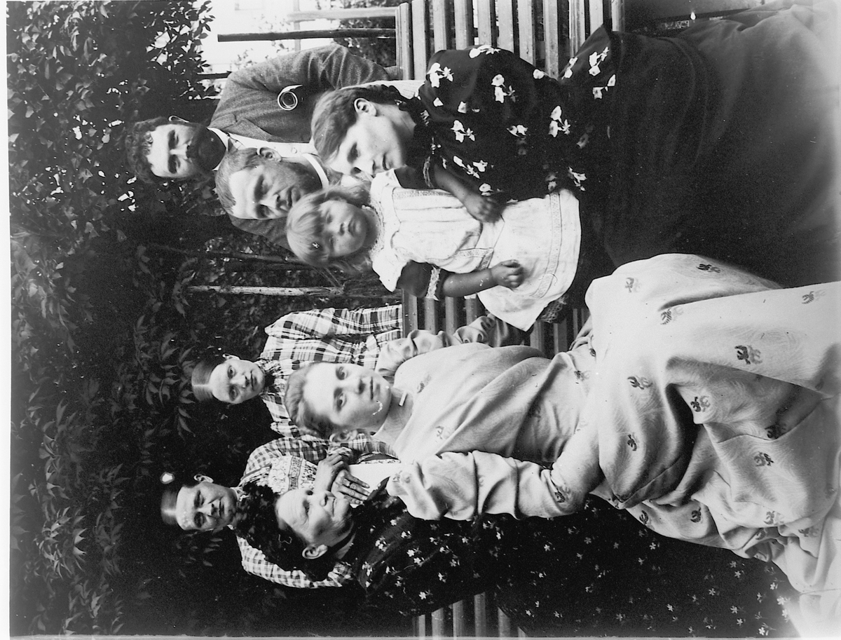Hans Emil Erichsen, Gruppe ukjente voksen og barn.
