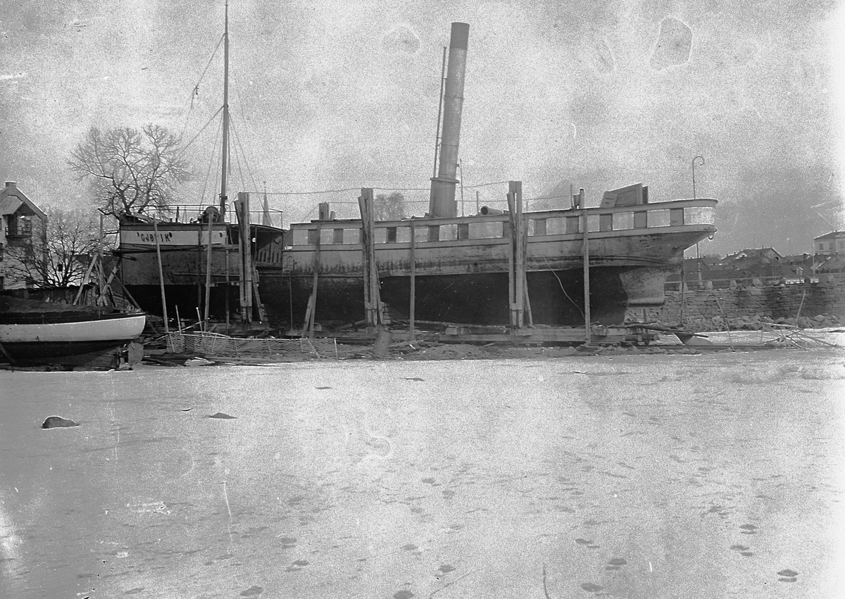 Hans Emil Erichsen, Hamar Brygge, Høiensalodden. Mjøsbåten D.S. Gjøvik i vinteropplag på slippen. Til venstre i bilde ligger motorbåten Vidar