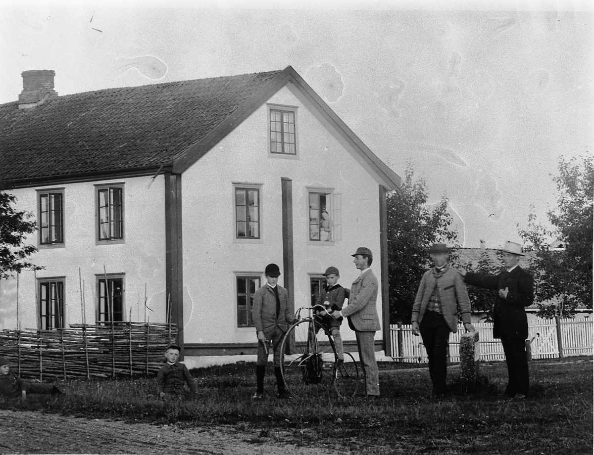 Hans Emil Erichsen, Stafsberg gård, Hamar. Gruppe ukjente personer utenfor hovedbygning. Gutt på velociped.