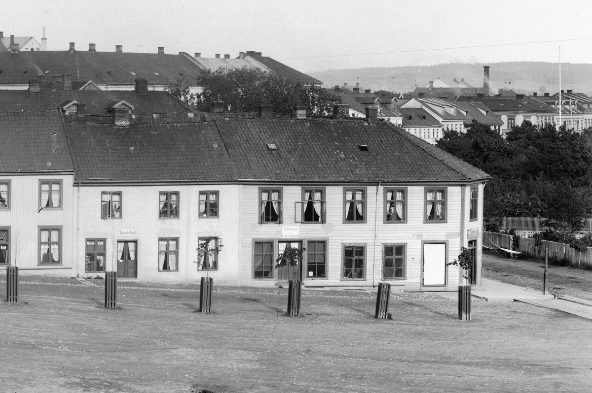 Hans Emil Erichsen, Bebyggelse ved Stortorget i Hamar. Torvet Kafe og G. Jensen Fødevare & Delikatesse.