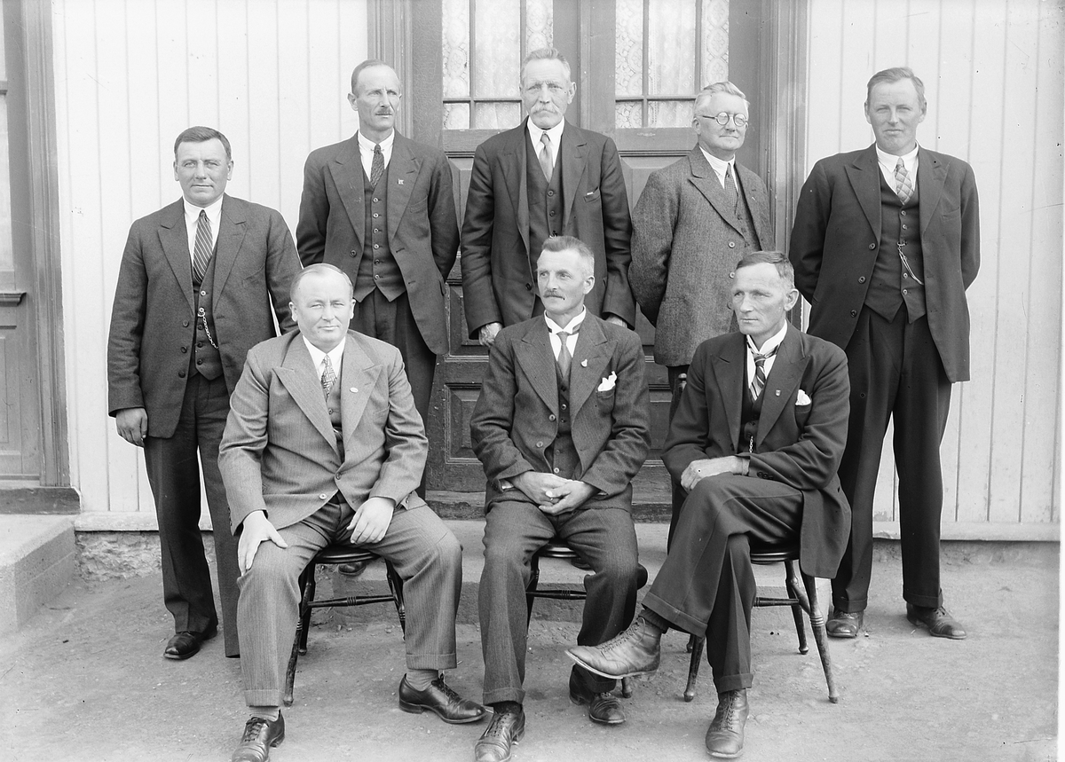 Simen Baardseth, Gruppe, 8 menn. Veldre samvirkelag. Sittende f. v: bestyrer Dokken. De andre er ukjente. Se HHB-8853.