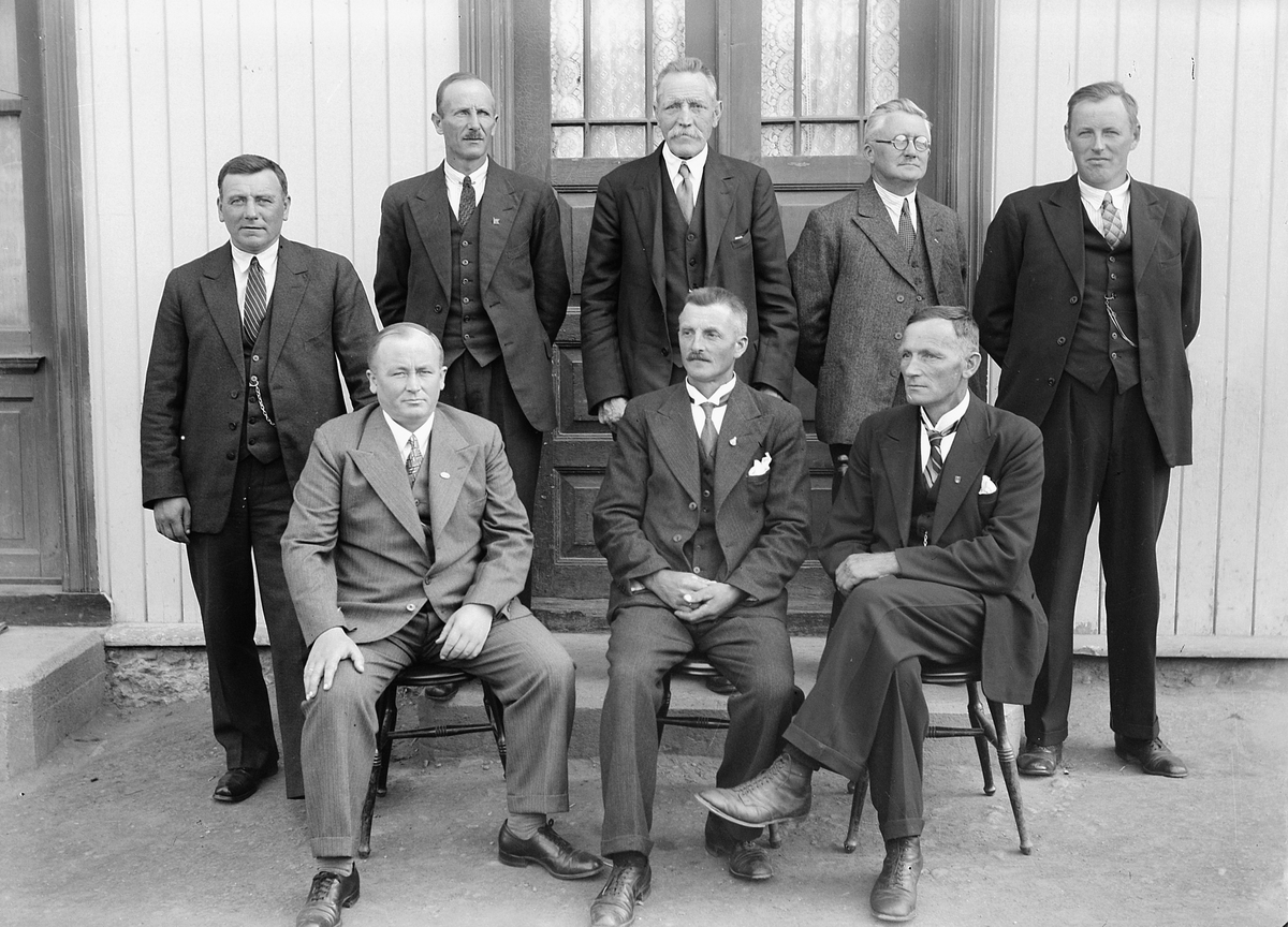 Simen Baardseth, Gruppe, 8 menn. Veldre samvirkelag. Sittende f. v: bestyrer Dokken. De andre er ukjente. Se HHB-8849.