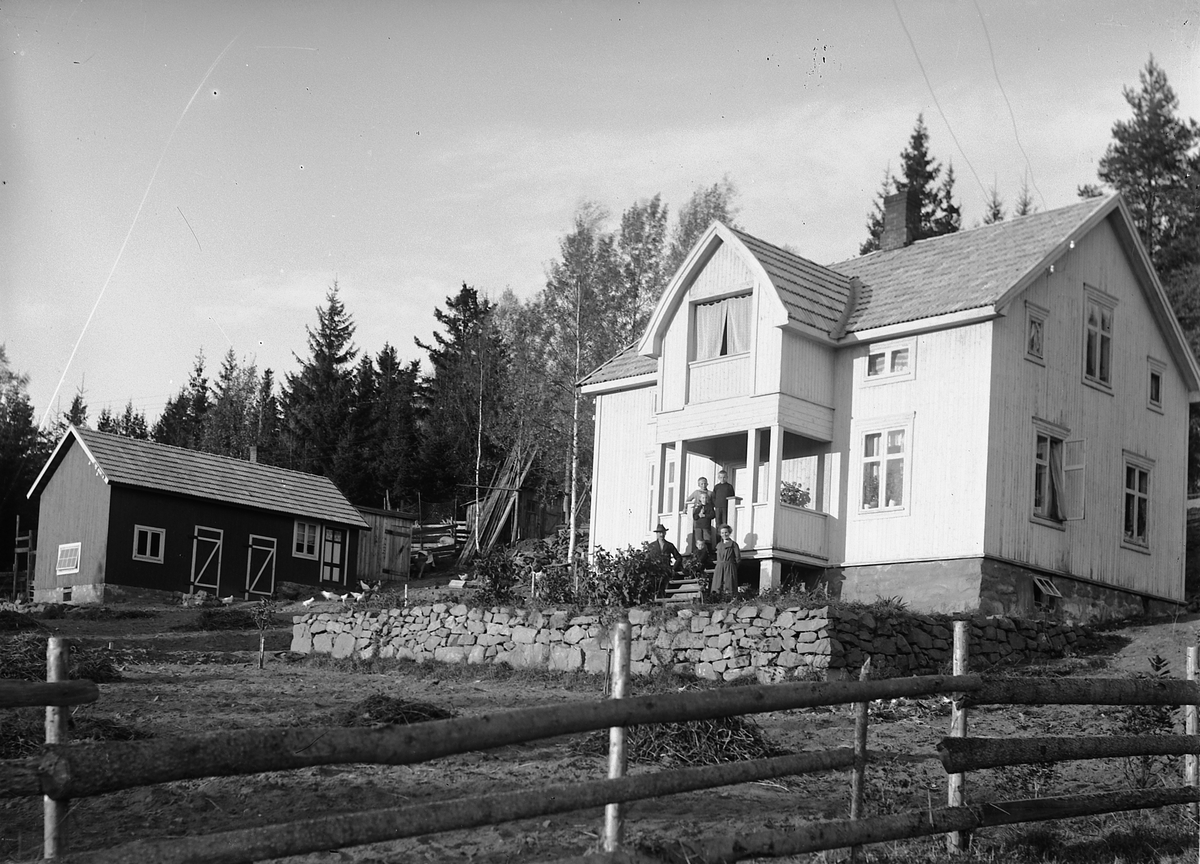 Simen Baardseth, Fire personer samlet på verandaen til et hus.