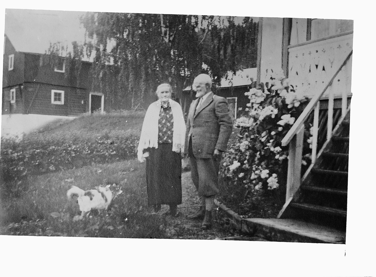 Simen Baardseth, Eldre ektepar utenfor hus.