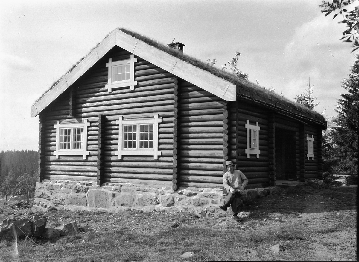 Simen Baardseth, Ukjent mann ved et tømmerhus.