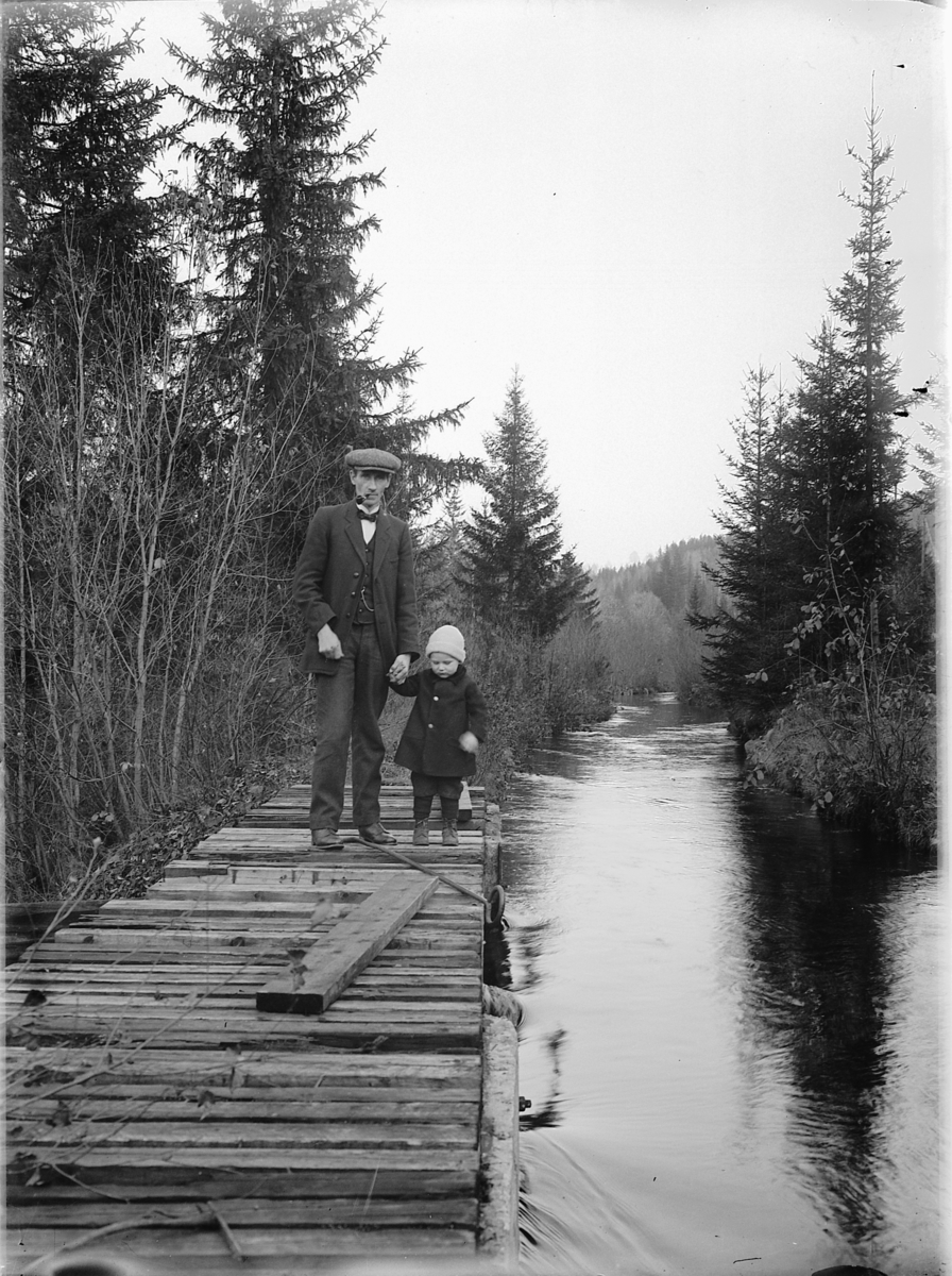 Simen Baardseth, Simen Baardseth og et barn ved ei elv i skogen.