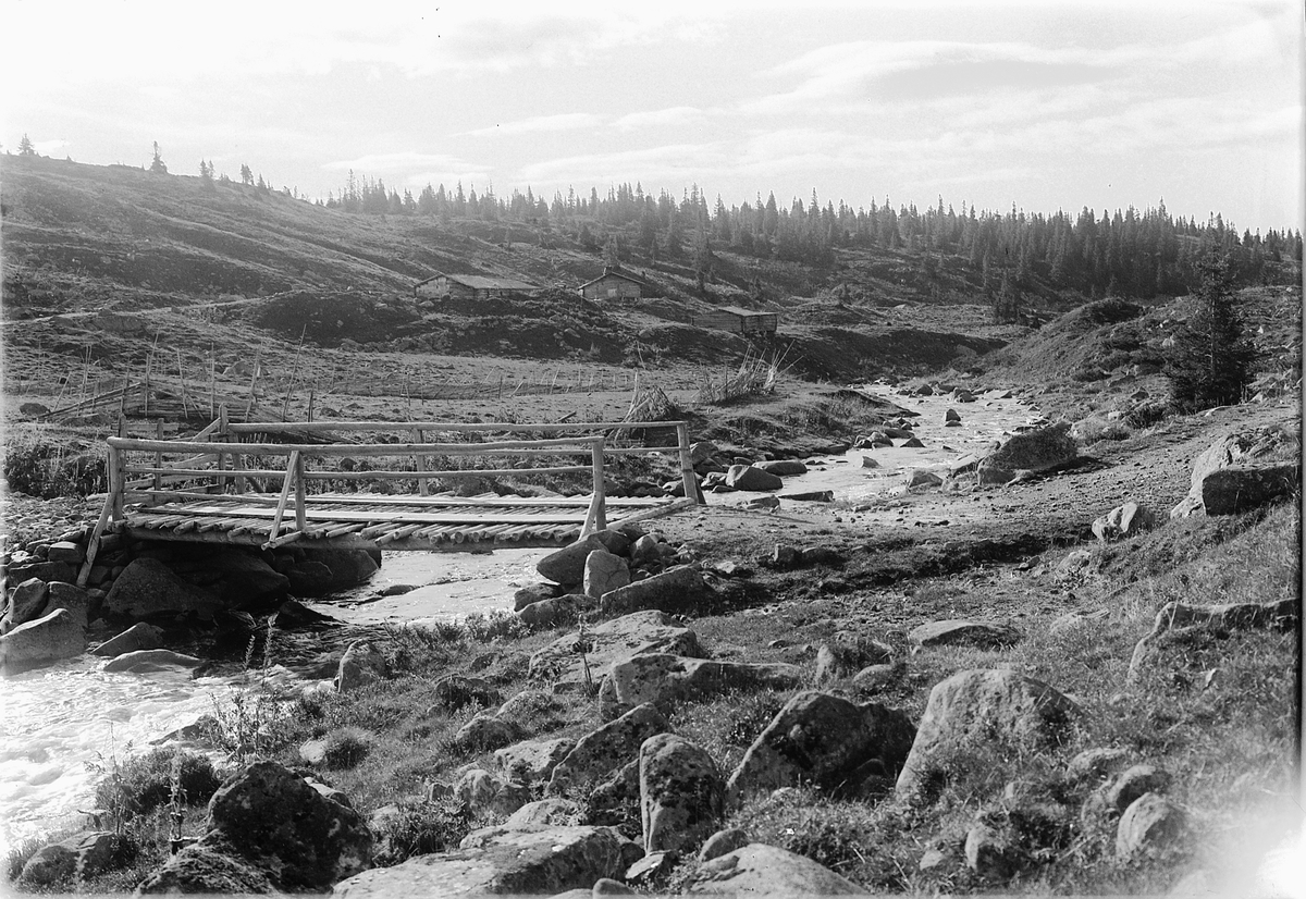 Simen Baardseth, Snultra seter, Fuglseng setra, Sjusjøen. Bekk med bru i gorgrunnen.