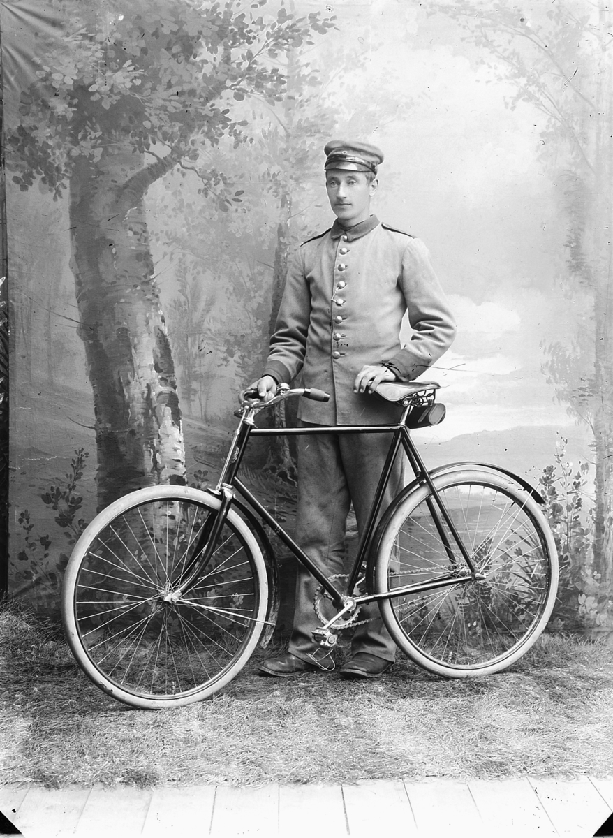 Simen Baardseth, Simen Baardseth I MILITÆRUNIFORM, MOD. 1888 MED LEIRLUE, SYKKEL.