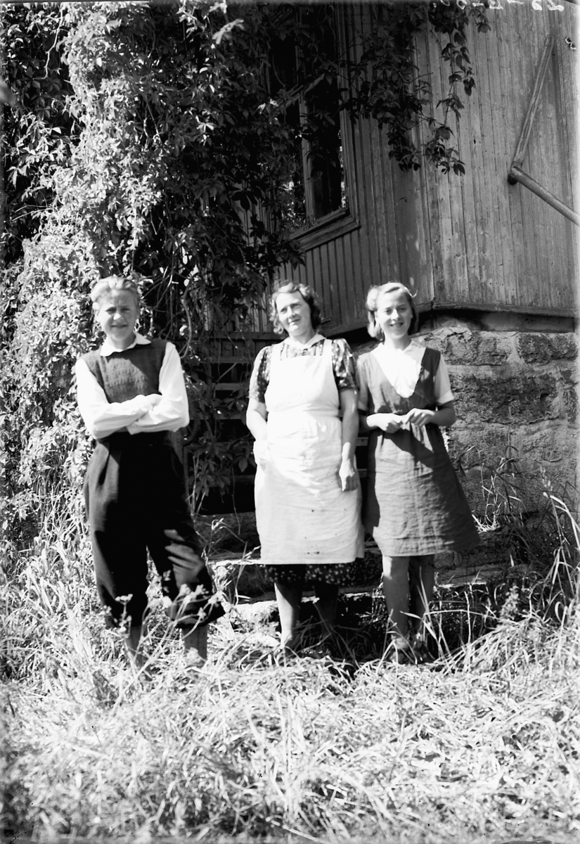 Simen Baardseth, Ukjent gutt, kvinne, og jente foran et hus.