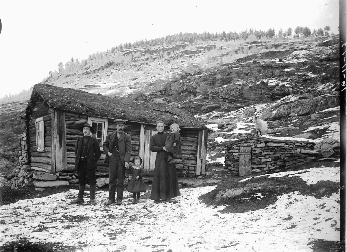 Simen Baardseth, Ukjent familie foran ei hytte. Ei geit på et steinhus til høyre.
