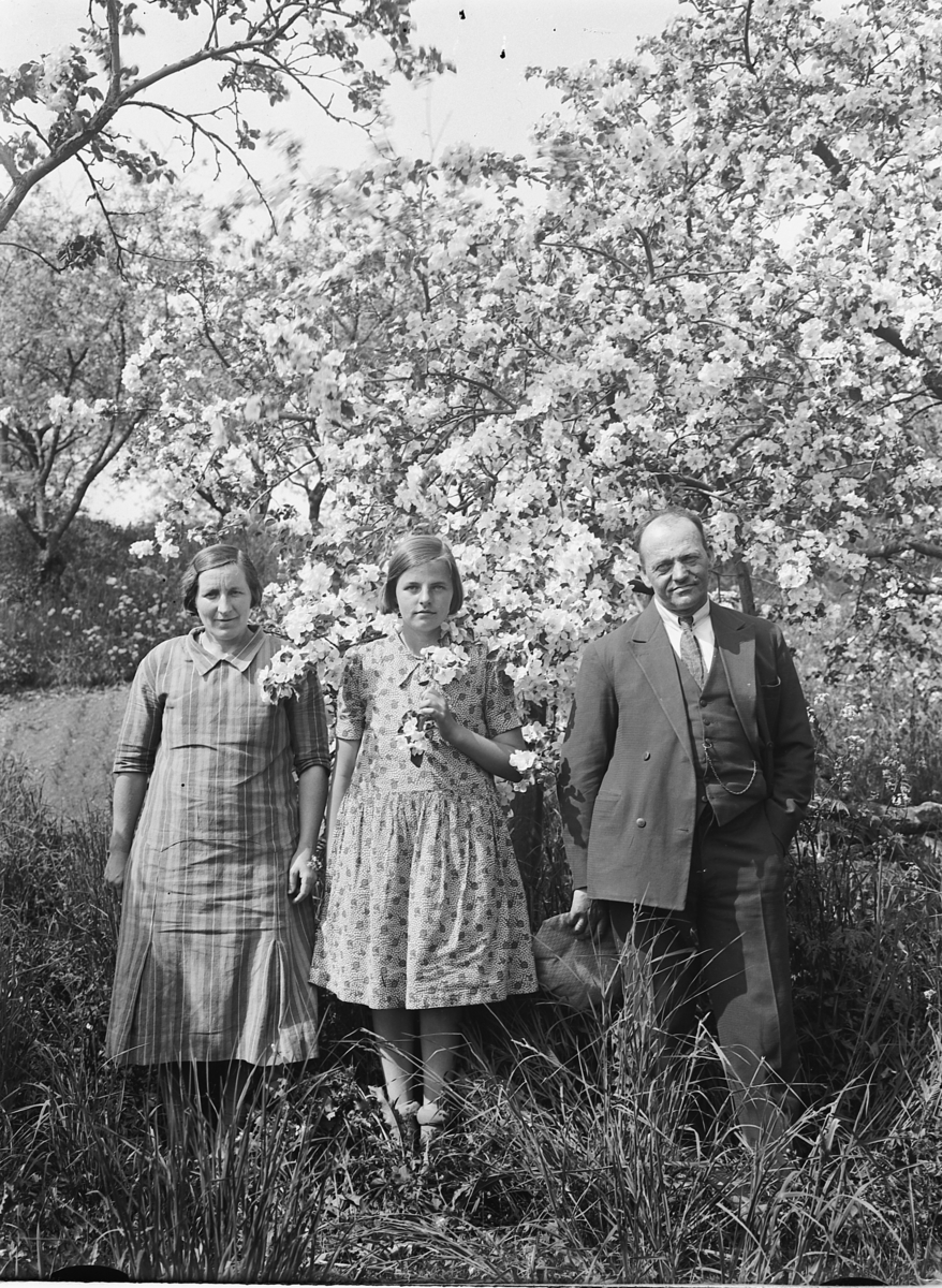 Simen Baardseth, F. v. Klara, Marthe og Halvdan Stenersen foran et tre i hagen. Datter Marthe gift med Harald Roland.