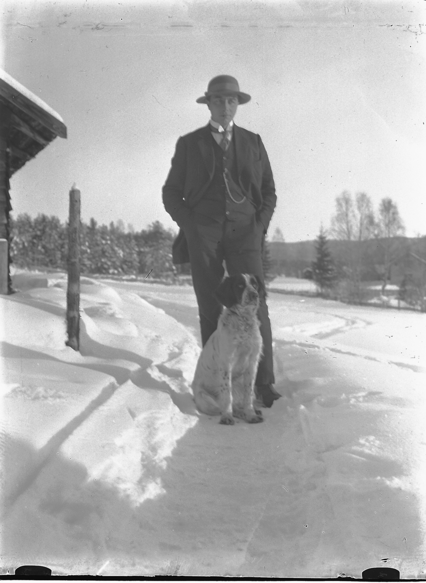 Simen Baardseth, Ukjent mann med en hund.