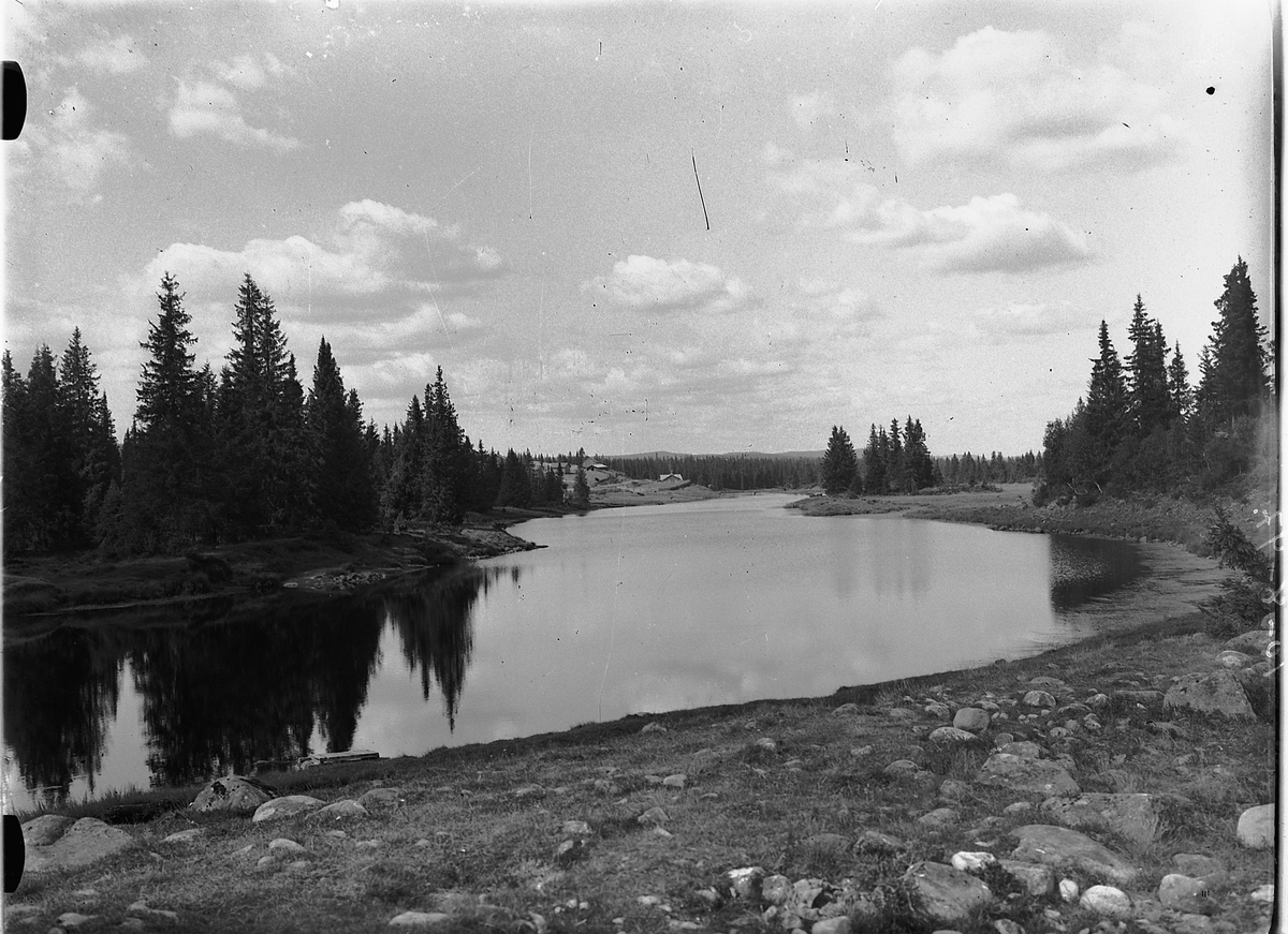 Simen Baardseth, ÅSTADALEN, Åsta. Kvarstadsetra i bakgrunnen.