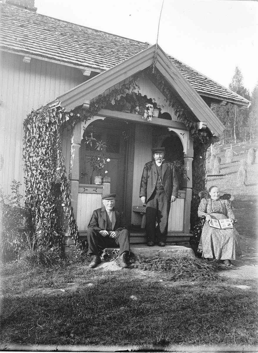 Simen Baardseth, Brustuen, ovenfor Kvernstua, Ringsaker. Fv: Thore Baardseth, Even Baardseth og Beate Baardseth. Kaffekaristuggua. Huset ble ombygd, restaurert og tilflyttet av Thore, Beate og Even før 1914.