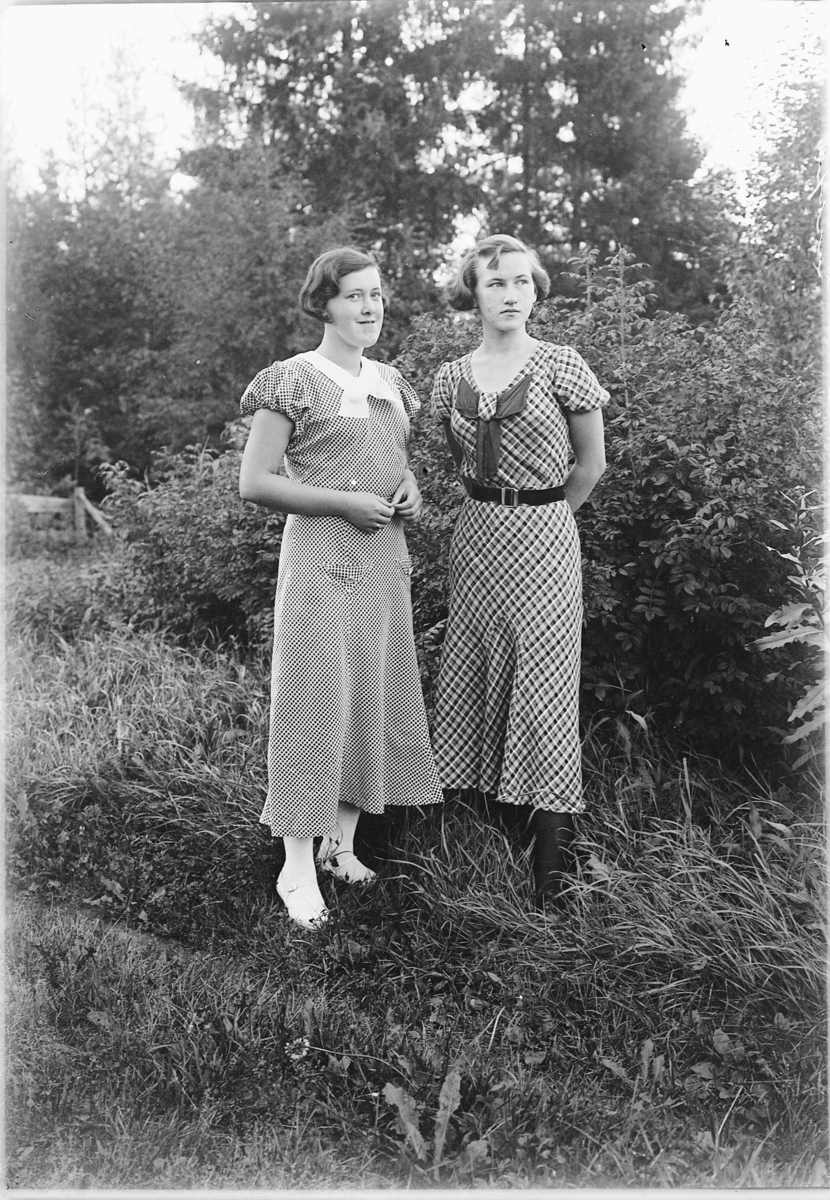 Simen Baardseth, Margit Baardseth til høyre, fotografens datter, den andre kvinnen er ukjent.