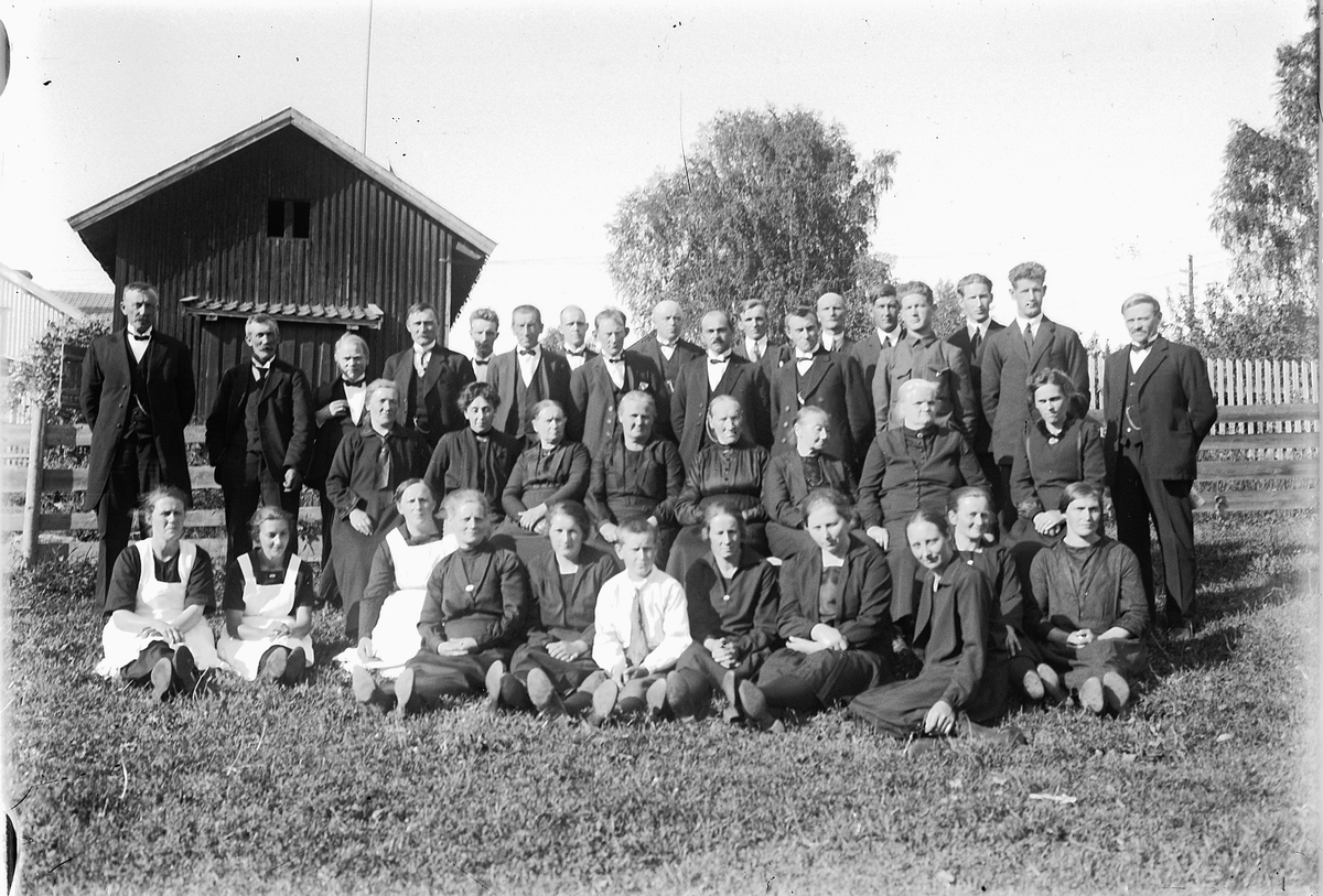 Simen Baardseth, Gruppe 37 personer. Fremst f. v: Julie Evenstad (f. Hulleberg), Johanne Westeraas (f. Elvsveen), Marie Dahle (f. Sjørengen), Anna Smikkerud, Julie Baardseth, Reidar Baardseth, Anna Baardseth, Marie Baardseth (f. Sæterlien), Agnes Aas, ukjent, ukjent. Sittende, 2. rekke fv: Mathea Smedstuen, Kristin…