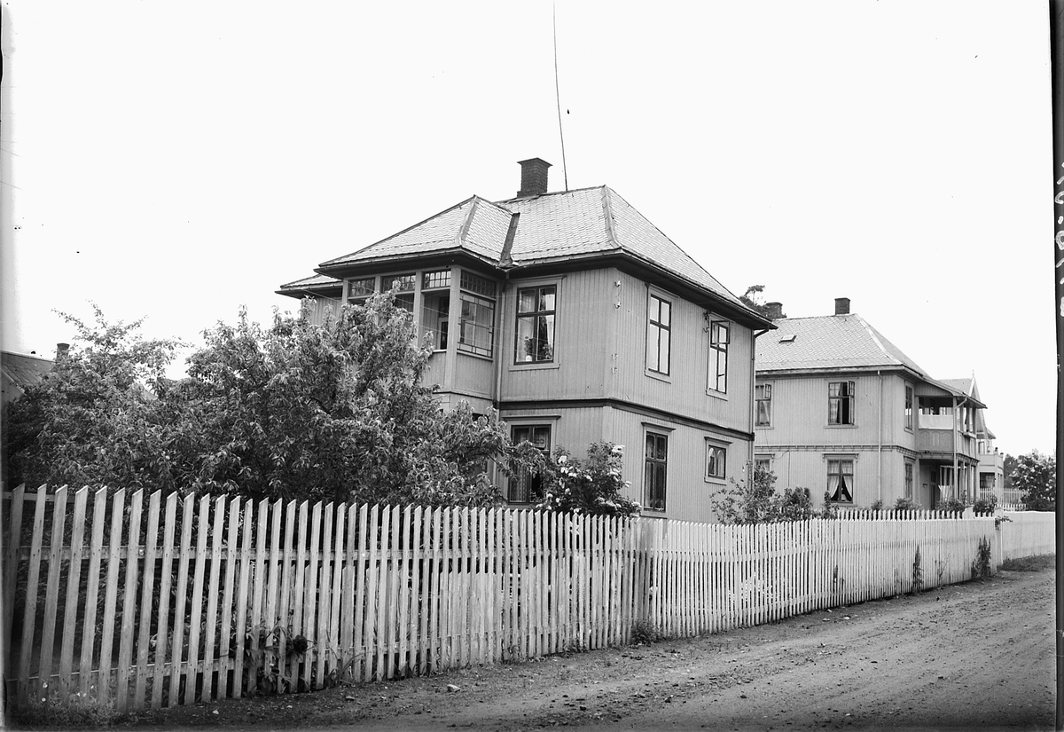 Simen Baardseth, Johan Fastings gate 4 og 6. Ankerløkka, Hamar. Hus med hager og gjerde.