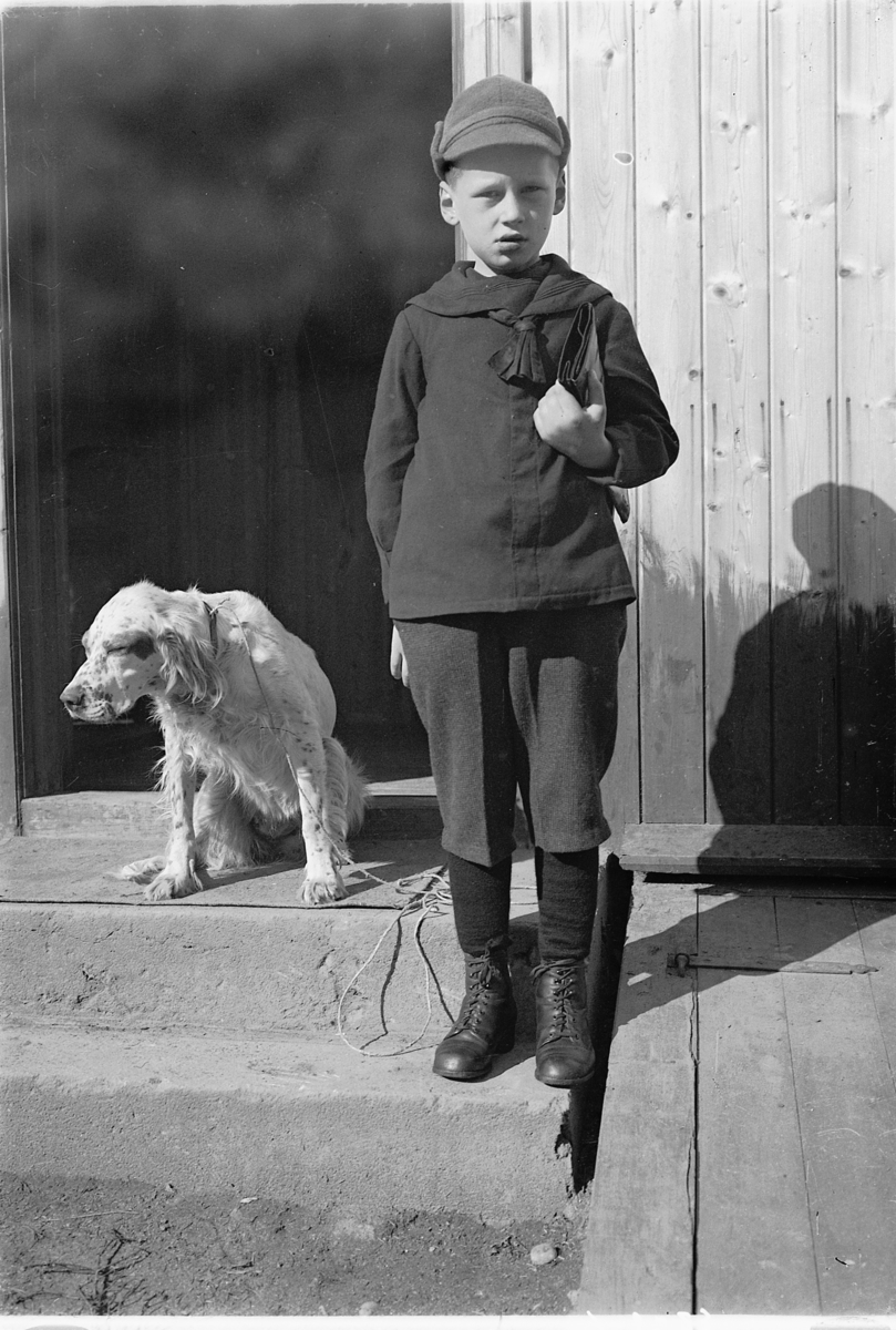 Simen Baardseth, Ukjent gutt med en hund.