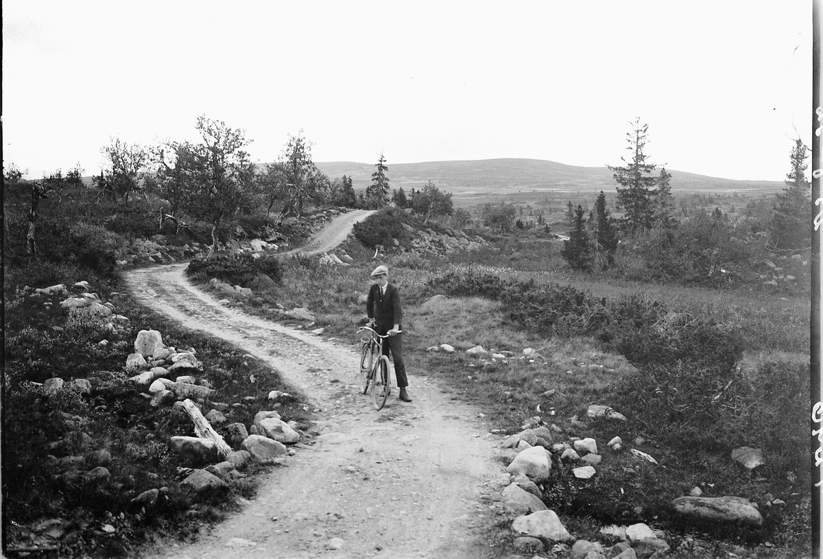 Simen Baardseth, Ukjent mann med sykkel i fjellet. Fjellveg. Ringsakerfjellet?
