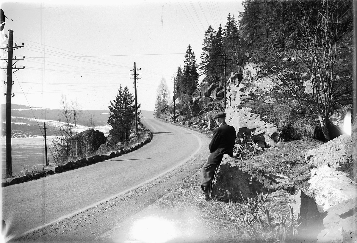 Simen Baardseth, Simen Baardseth på sykkeltur. Hviler ved Havikberget, Brøttum i Ringsaker.