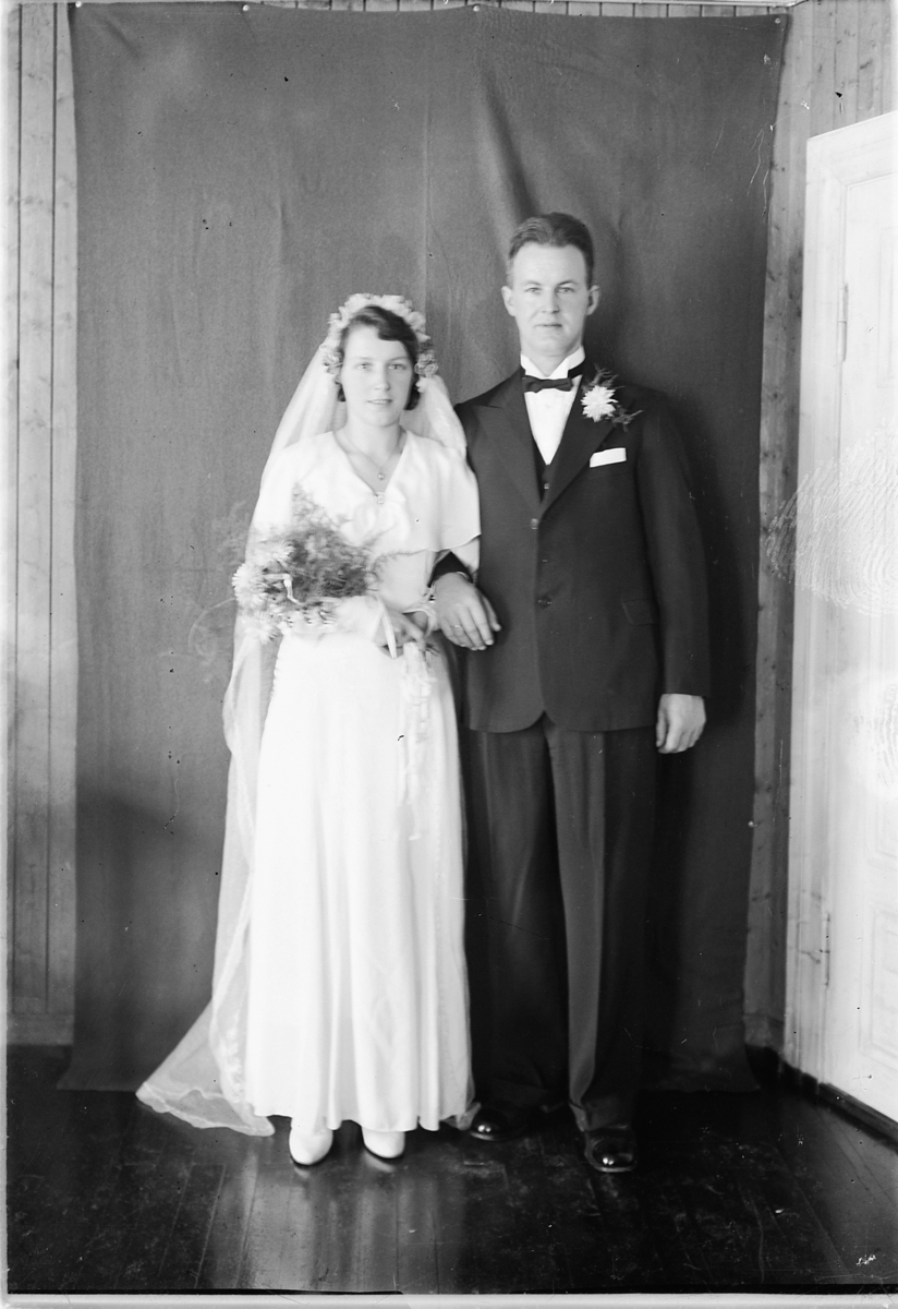 Simen Baardseth, Bryllup. Brudepar, Peder og Ingeborg Simensen. Han var handelsbestyrer på Ring Koop. Ringsaker.
