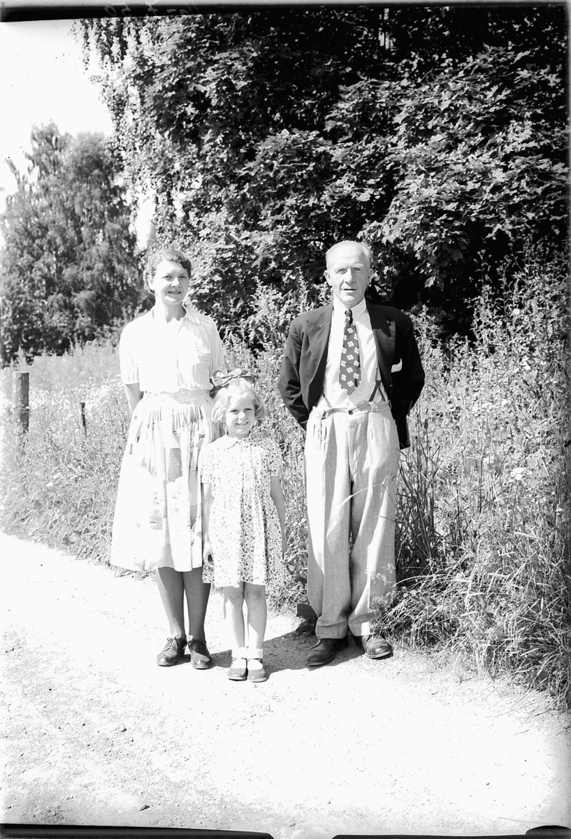 Simen Baardseth, Postbud Hartvig Knutsen, kona Tora (f. Sletheim), og pleiedatter Grethe.