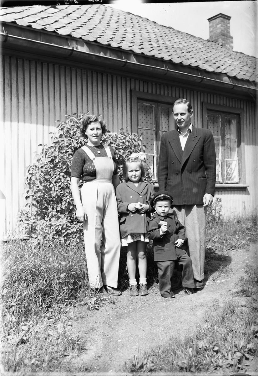 Simen Baardseth, Ragnvalg og Lilly Kleven, barn, Berit og Terje. 1952 Grønnegt. 91 Hamar.