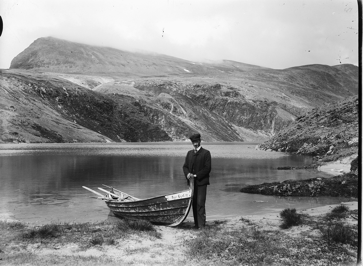 Simen Baardseth, RONDANE?, Simen Baardseth ved en ROBÅT: PEER GYNT. Rondvatnet? Gjendevatnet?