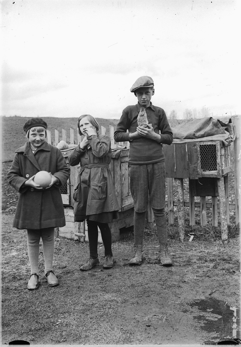 Simen Baardseth, F. v. ukjent, Margit og Sverre Baardseth holder hver sin kanin.