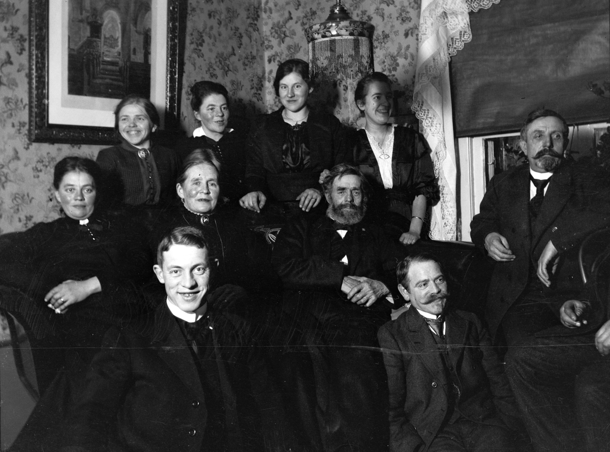 Kristian Heramb, Gr. 10. Familiebilde i stua. Mokværn.