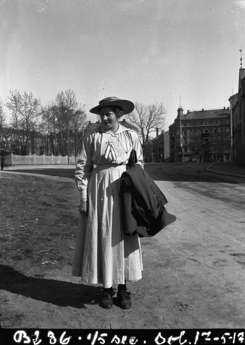 Kristian Heramb, Kvinne, 17. mai, sløyfe, i byen. (Oslo?) Bl 36 - 1/5 sec. Sol. 17-5-17.