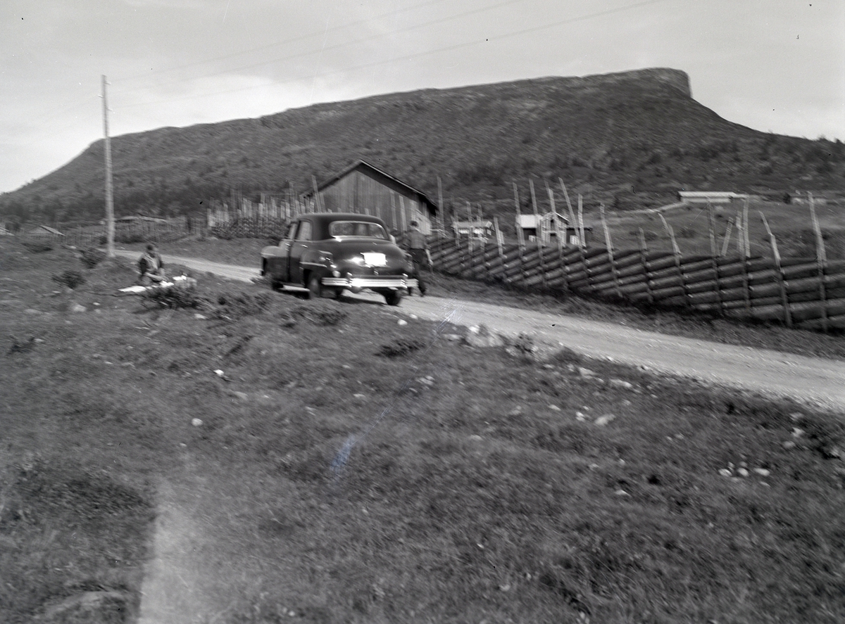 Kristian Heramb, En bil på veien ved Skeikampen i Gausdal. Seter, skigard, gjerde.