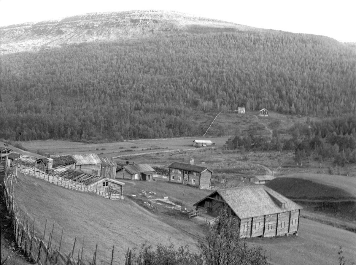 Kristian Heramb, Gård i Østerdalen. Bretningen gård i Sollia, i dag Stor-Elvdal. I bakgrunnen nyrydningsplassen Bjerke (ryddet ca ca 1930?). Bretningen har endret fullstendig karakter opp gjennom hundreårene. Tater-Kristen (Bulls fortellinger m. m. ) bodde en tid i en stue i Bretningen, og ble jaget vekk av bygdefo…