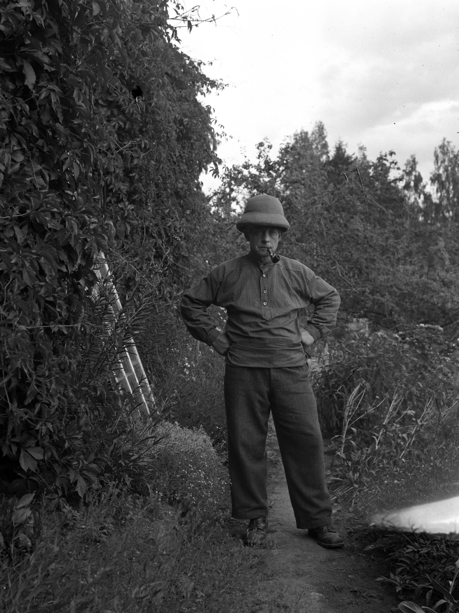 Kristian Heramb, Kristian Heramb med en hatt og pipe.