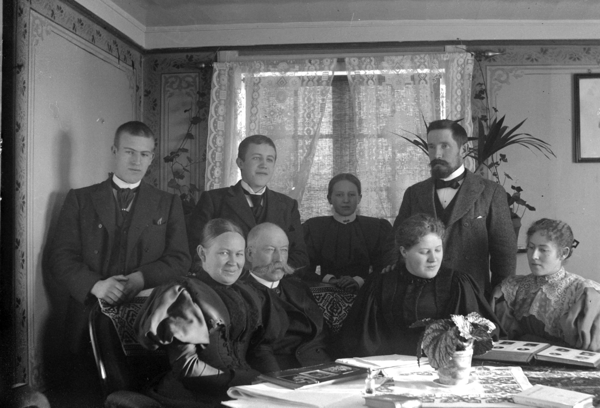Ole Hansen Løken, Gruppe 8, familie, Løken Østre. Sittende f. v. Antonette Ring (f. Todderud), Paul Ring, Mimi Løken, ukjent. Bak f. v. ukjent, Barthold Ring?, Antonette (Tulla) Hersoug og Ole Løken.