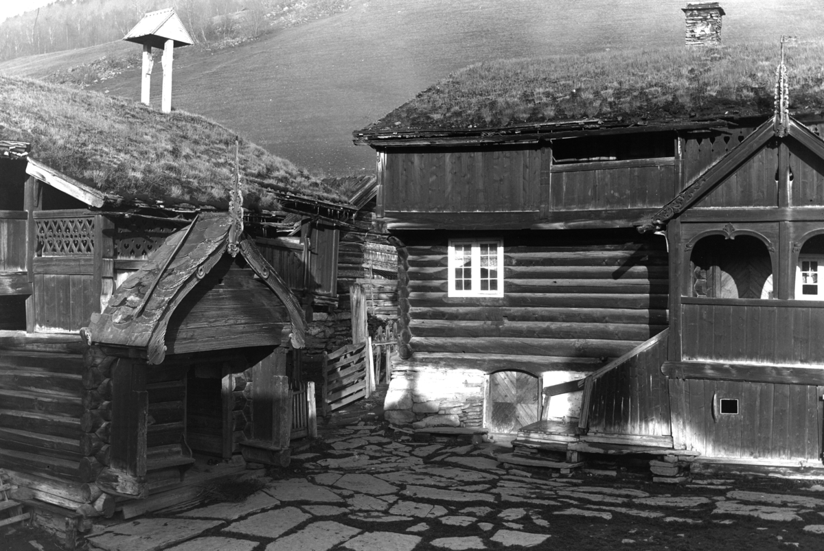 Ole Hansen Løken, GARDSBEBYGGELSE FRA TUNET PÅ BJØLSTAD I HEIDAL, Sel.